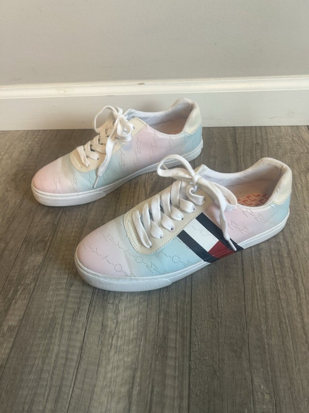 Tommy Hilfiger TWLAYLEE Women’s Sneakers Size 10M Pastel Stripe Casual Shoes - Picture 3 of 12